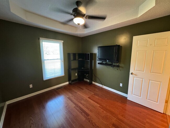 Building Photo - Steps from the Tee—Your Golf Course Home A...