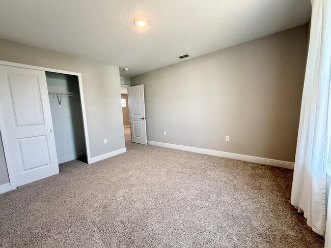 Building Photo - 5282 Neil Dr