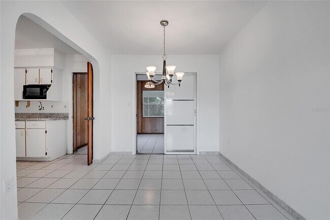 Building Photo - 1040 San Luis Dr