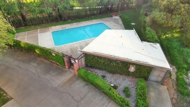 Building Photo - Madison Villa Condo Available July 1st