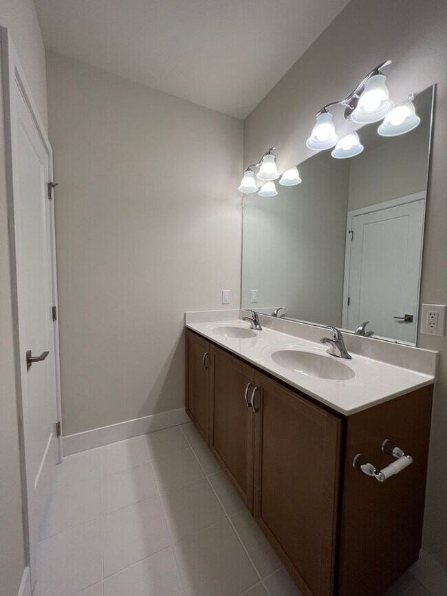 Building Photo - Gorgeous 3BD/2.5BA Waterfront Townhome!