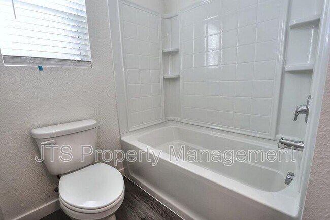 Building Photo - 2097 Shady Tree Cir