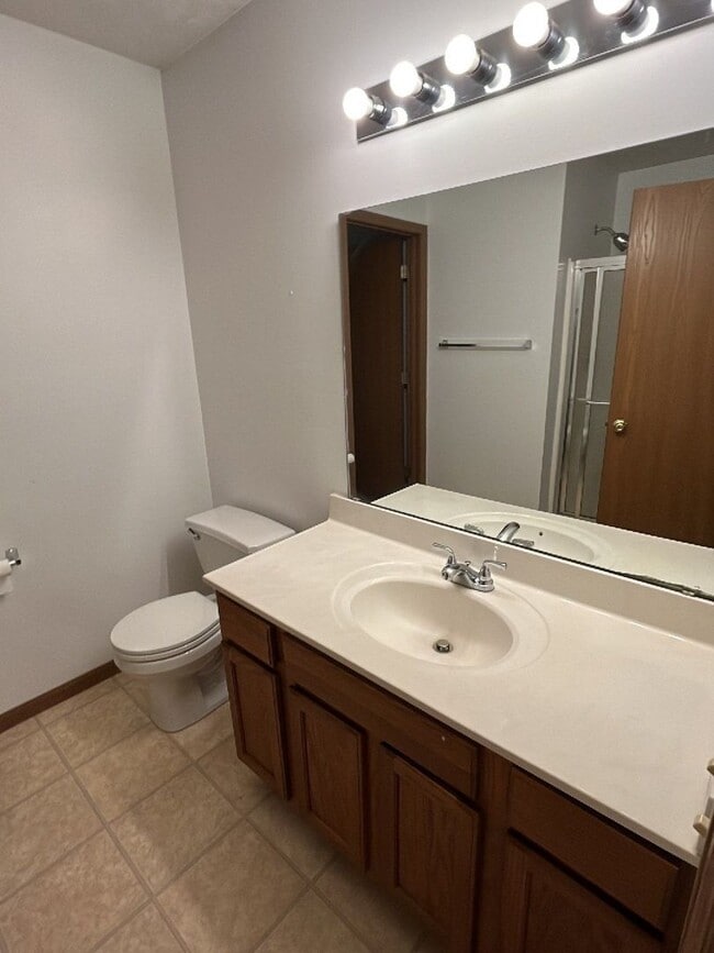 Building Photo - Large townhouse with 3 Bedrooms, 3.5 Bath,...