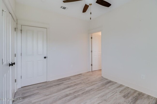 Building Photo - 238 Lovers Ln