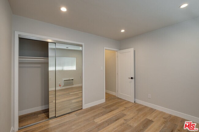 Building Photo - 4703 W St Charles Pl