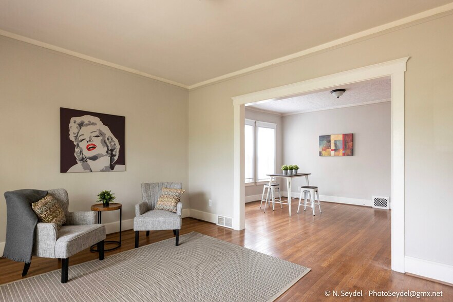 Living room - 865 Blaine St