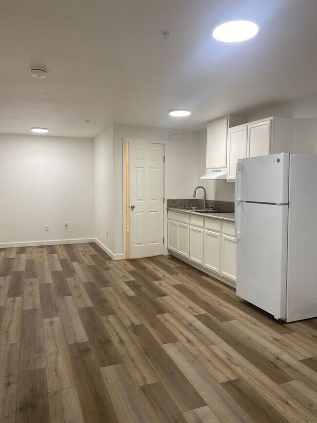 Building Photo - Renovated 2 bedroom Apartments available! ...