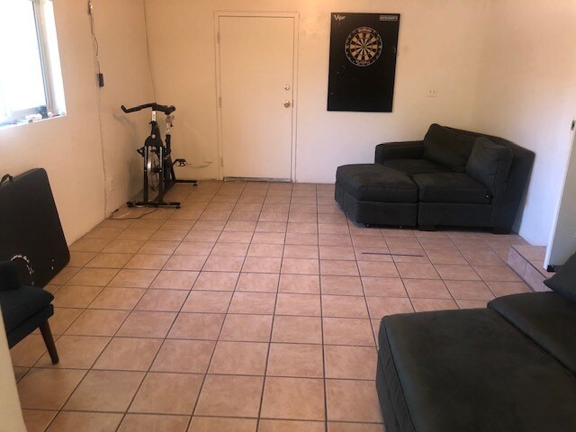 Building Photo - 1433 E Elm St