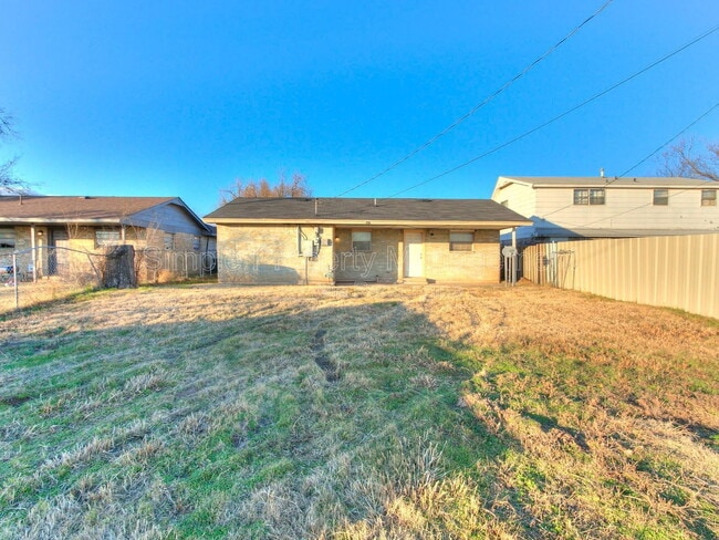 Building Photo - 3204 NE 11th St