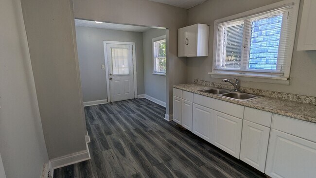 Building Photo - 4-Bedroom, 1-Bathroom Single Family Home f...