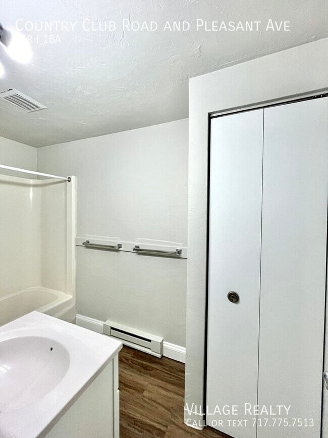 Building Photo - 615 Country Club Rd