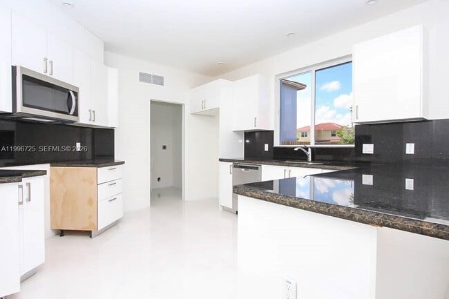 Building Photo - 15631 SW 11th Terrace