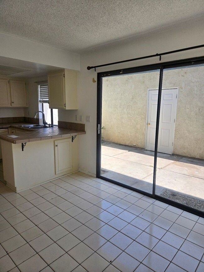 Building Photo - Condo Near Oxnard College