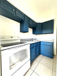 Building Photo - 146 NW 40th Ct