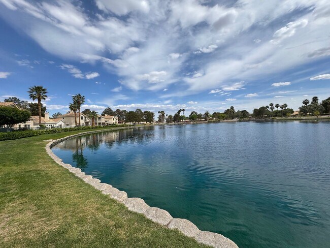 Building Photo - STUNNING DESERT SHORES MINUTES FROM THE LAKES!!!