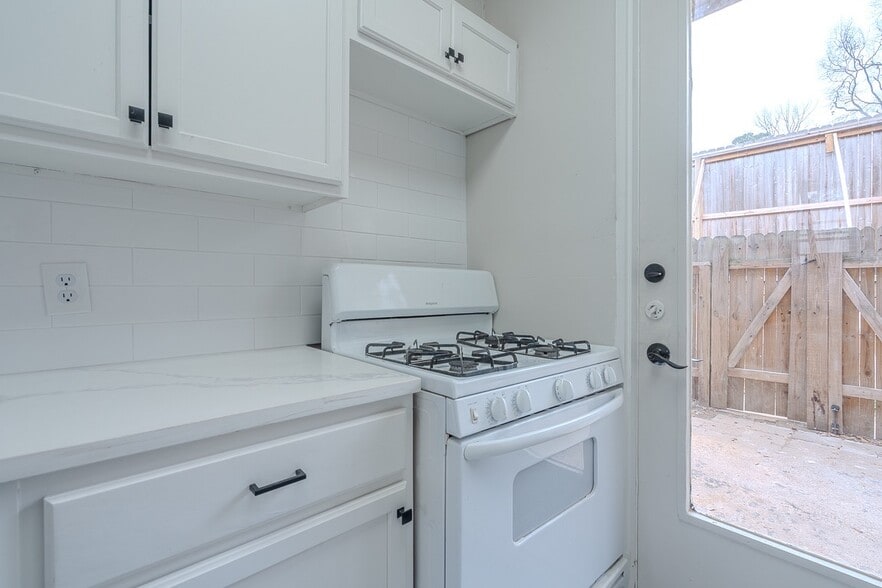 Building Photo - 19 Lakeway St