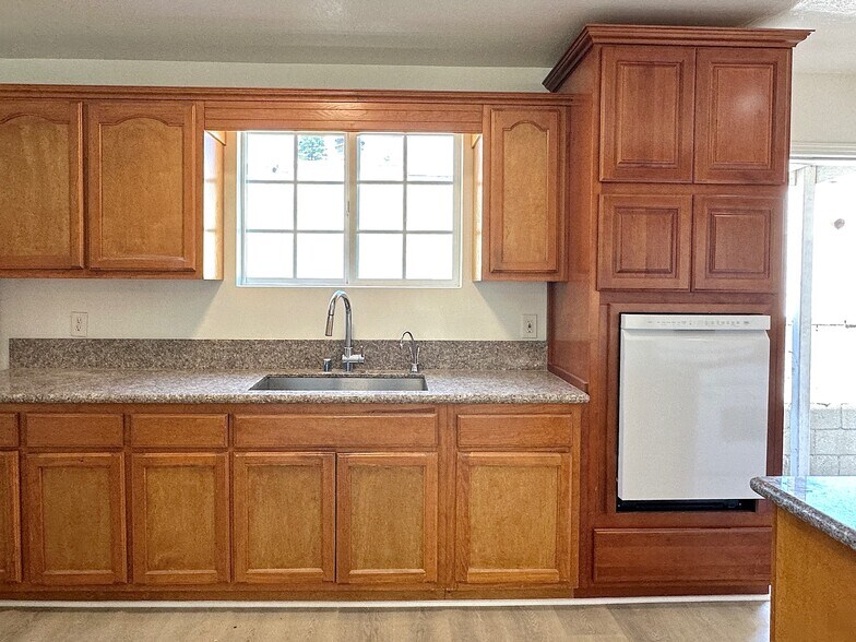 Kitchen / Dishwasher - 3588 Helms Ave