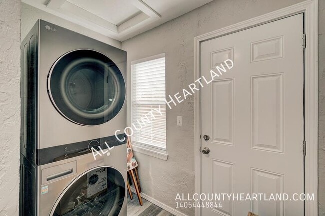 Building Photo - 625 Iowa St