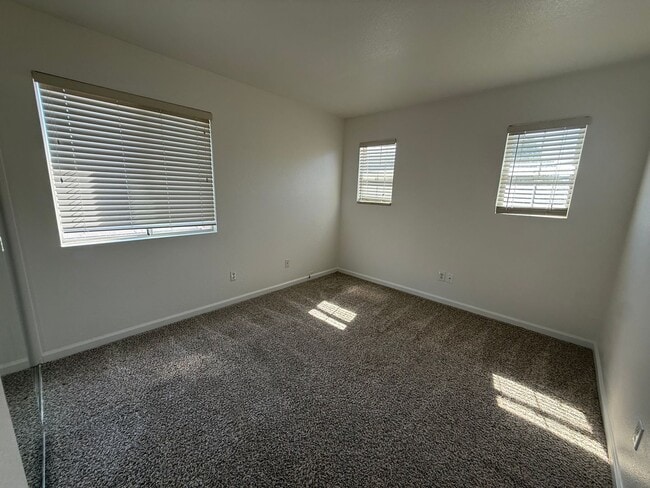 Building Photo - Beautiful Large 4 Bedroom 2.5 Bath Home