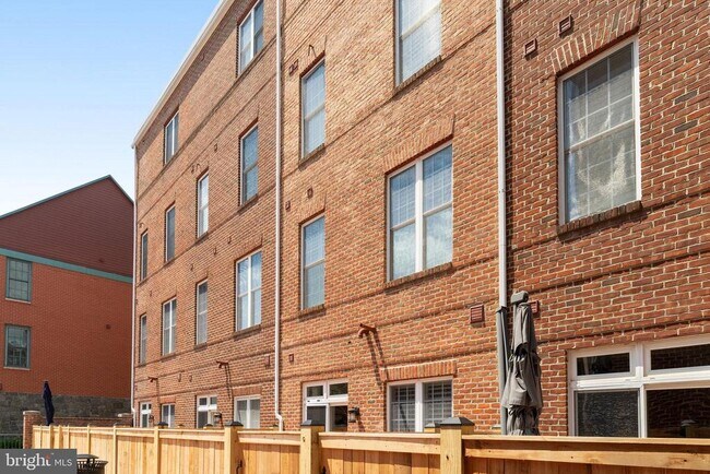 Building Photo - 906 Slaters Ln