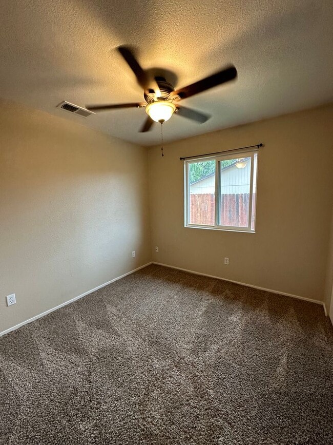 Building Photo - Cute well maintained home, convenient Anderson location