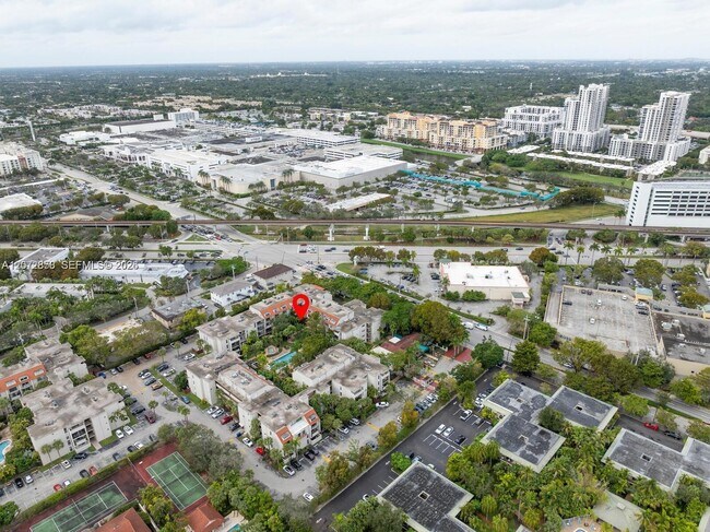Building Photo - 6900 N Kendall Dr