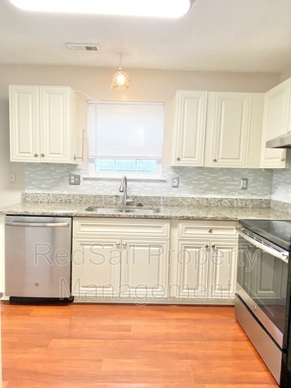 Building Photo - 204 Gate House Rd