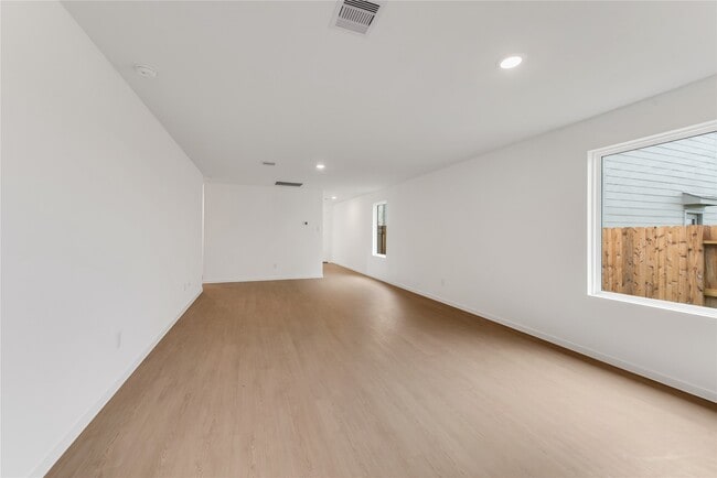 Building Photo - 207 Forest W St
