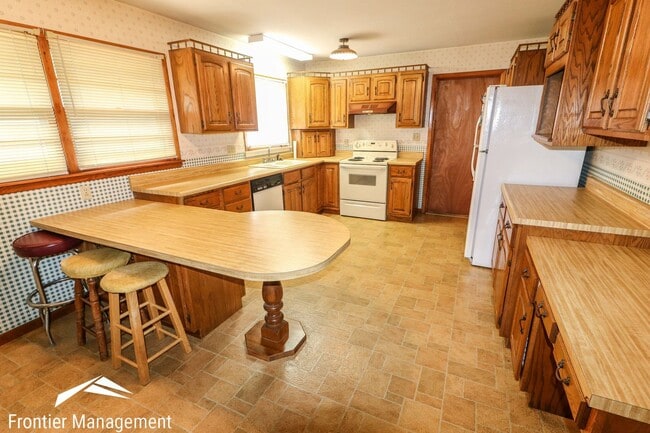 Building Photo - Lovely Single Family Home with Spacious Li...