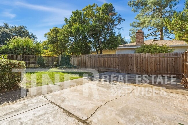 Building Photo - 7400 Mooncrest Way