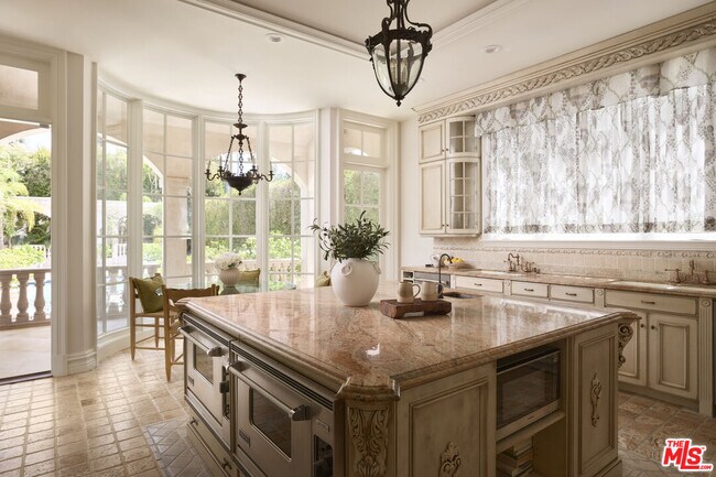 Building Photo - 628 N Rodeo Dr