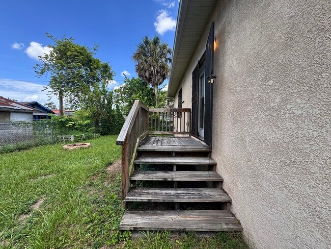 Building Photo - Charming 3-Bedroom Home with Modern Update...