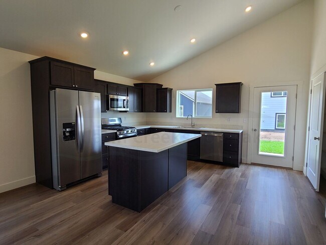 Building Photo - 4 Bedroom 3 Bathroom Single Family Home