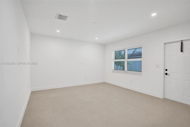 Building Photo - 922 NW 4th Ave