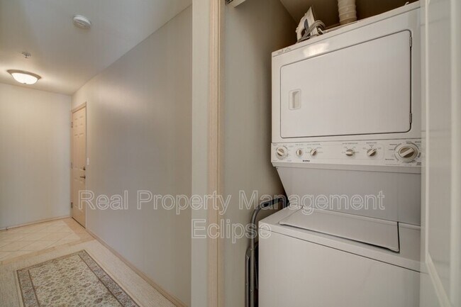 Building Photo - 600 N 85th St