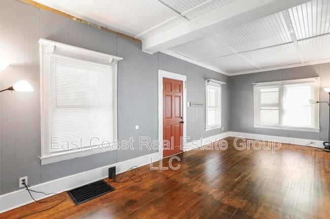 Building Photo - 208 N Mary St