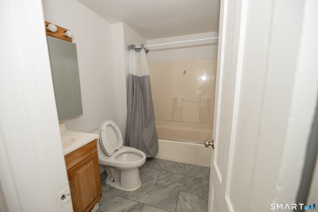 Building Photo - 473 Howard Ave