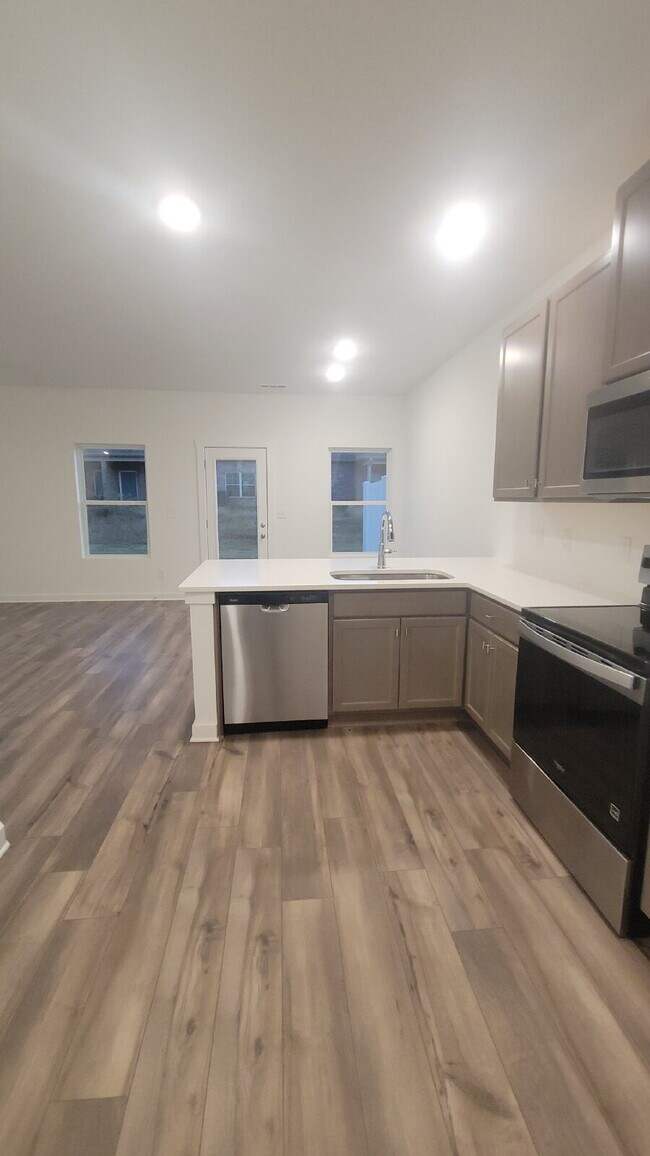 Building Photo - "Charming 3-Bed Townhouse Retreat with Granite Elegance in Prime Huntsville Location!"