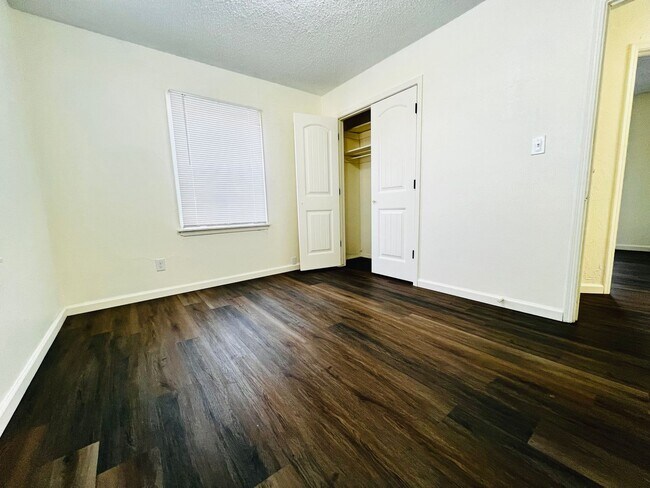 Building Photo - Cute 2BD 1BA Home w/ Bonus Room in Midwest...