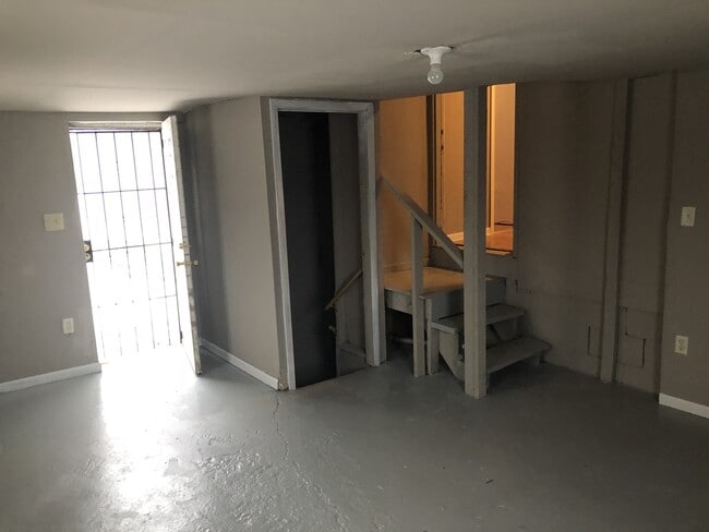 Building Photo - HUGE HOME WITH A TON OF SPACE!