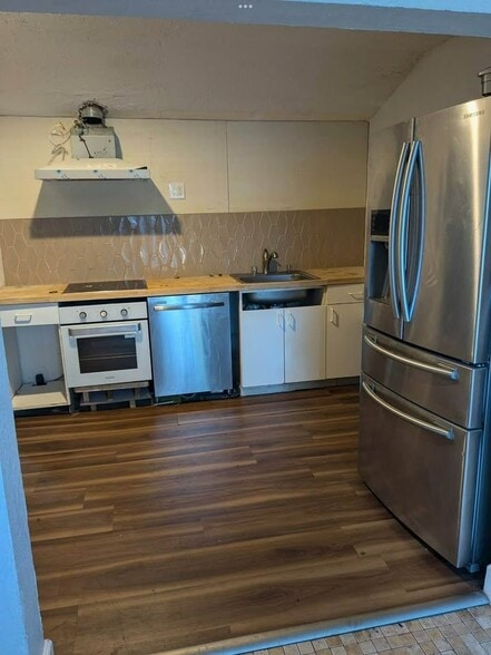 Building Photo - 605 NE 27th St