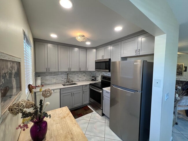 Building Photo - 43 Fanshaw Dr