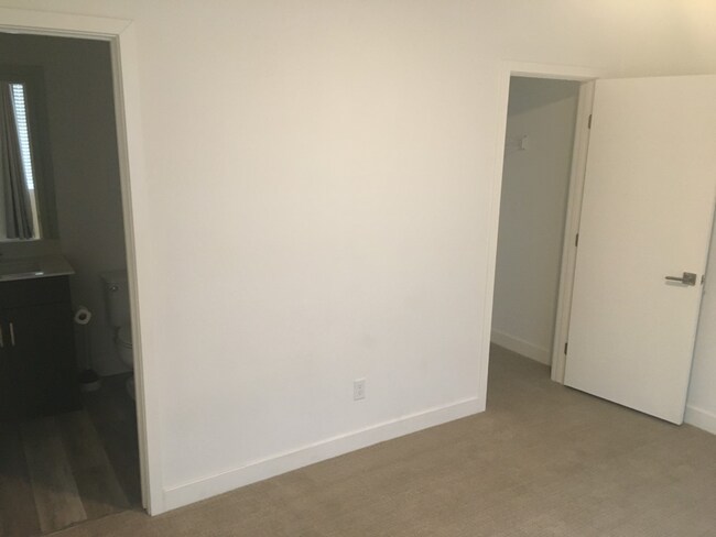 Building Photo - *** $1000 Move in Special*** Completely upgraded large townhome with solar!!