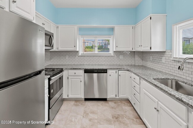 Building Photo - 724 Electric St