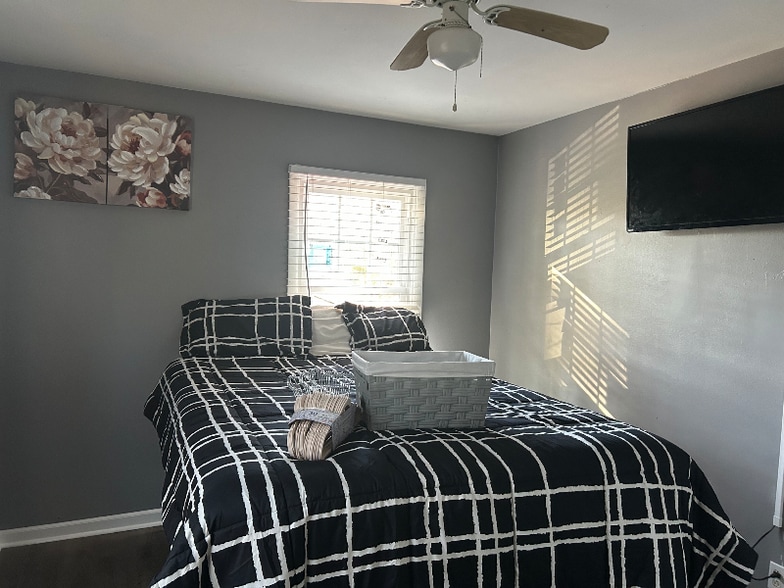 Building Photo - 1006 Hutchens Rd SE