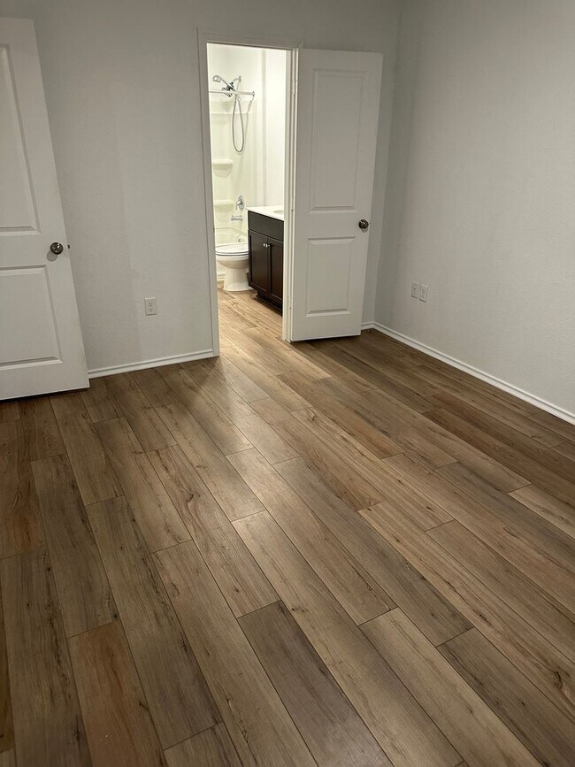 Building Photo - 3 bed 2 bath house with a fenced in backyard