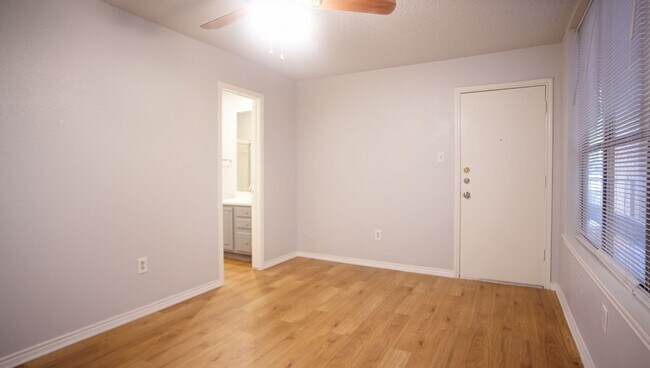 Building Photo - 2/2 Renovated Condo in Central Austin