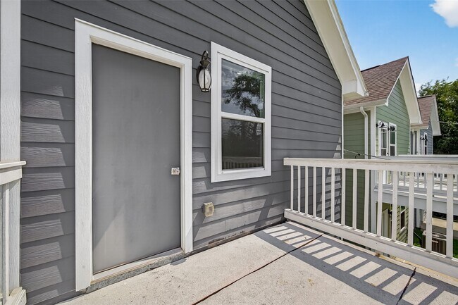 Building Photo - 714 Zoe St