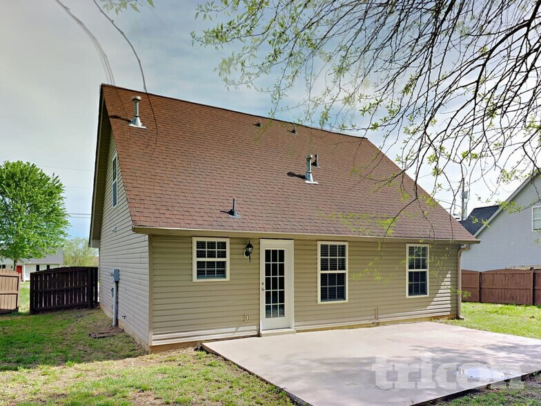 Building Photo - 141 Sara Cir