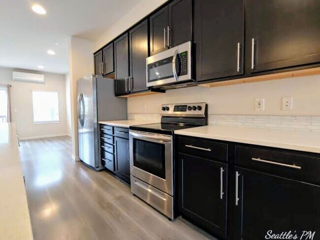 Building Photo - Stunning Contemporary Townhouse-Lynnwood